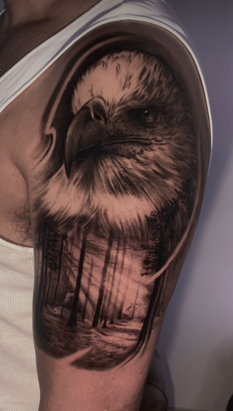 Tatuagem cabeça de águia floresta - Bruno Ferrez Tattoo