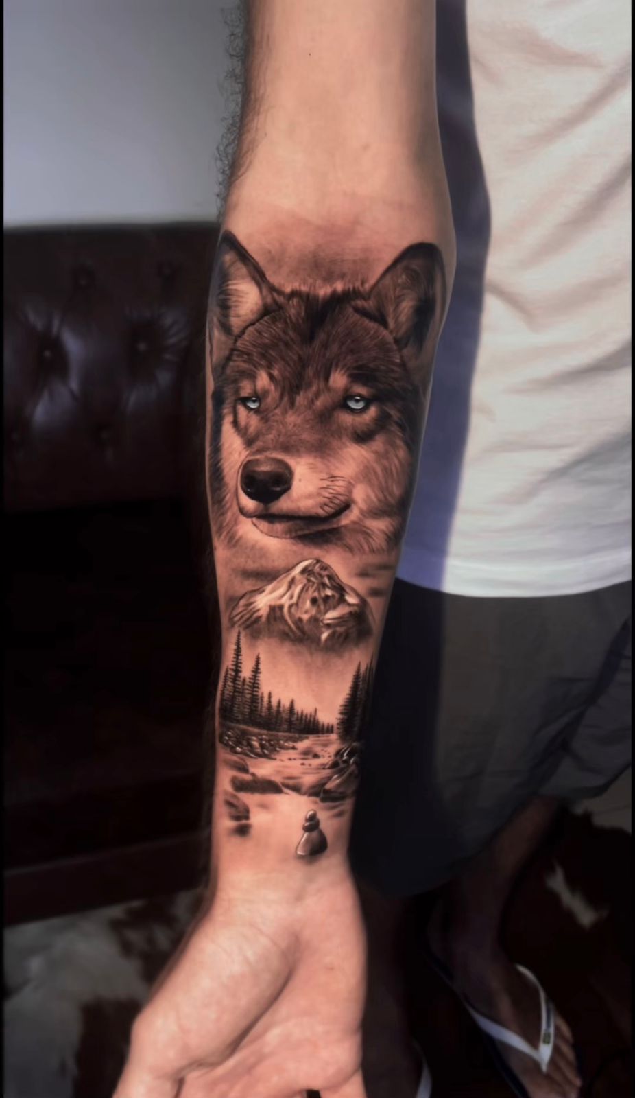 Tatuagem lobo paisagem montanha - Realismo preto e cinza Campinas